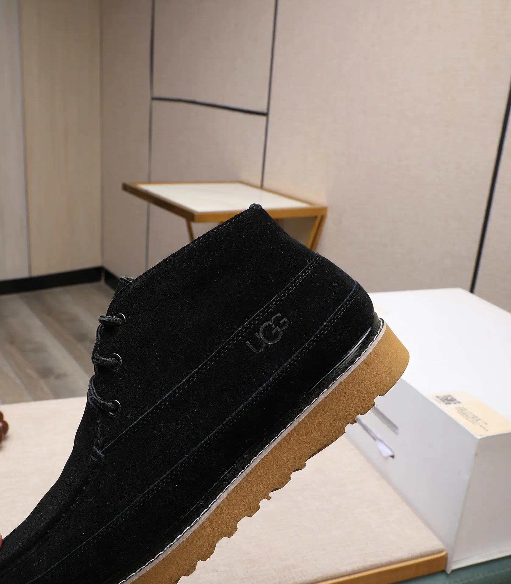 Men's shoes 💰600 (full genuine wool lining, 10% off for fake ones) Please note the quality of the original item and compare the thickness of the wool 🏮🏮 Popular UGG from Australia's warm luxury brand men's shoes, the official website is synchronized, Beckham men's style..., made of imported top-layer waxed cowhide, waxed toe cap, Australian real wool velvet lining Carefully sewn...Imported rubber Martin boots outsole (comfortable, soft, wear-resistant) The quality is really great...Exquisite workmanship, you can't put it down at first sight, size 38-44 (customized in 45)